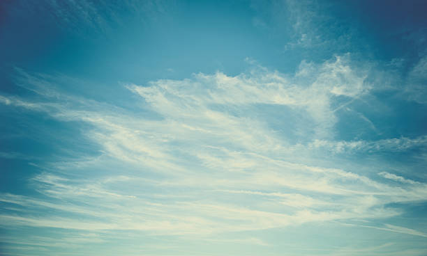 ciel bleu en arrière-plan - meteorology sky cloud light photos et images de collection