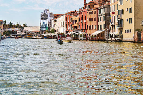 barcos e da ponte ponte degli scalzi sobre o grand canal - ponte degli scalzi - fotografias e filmes do acervo