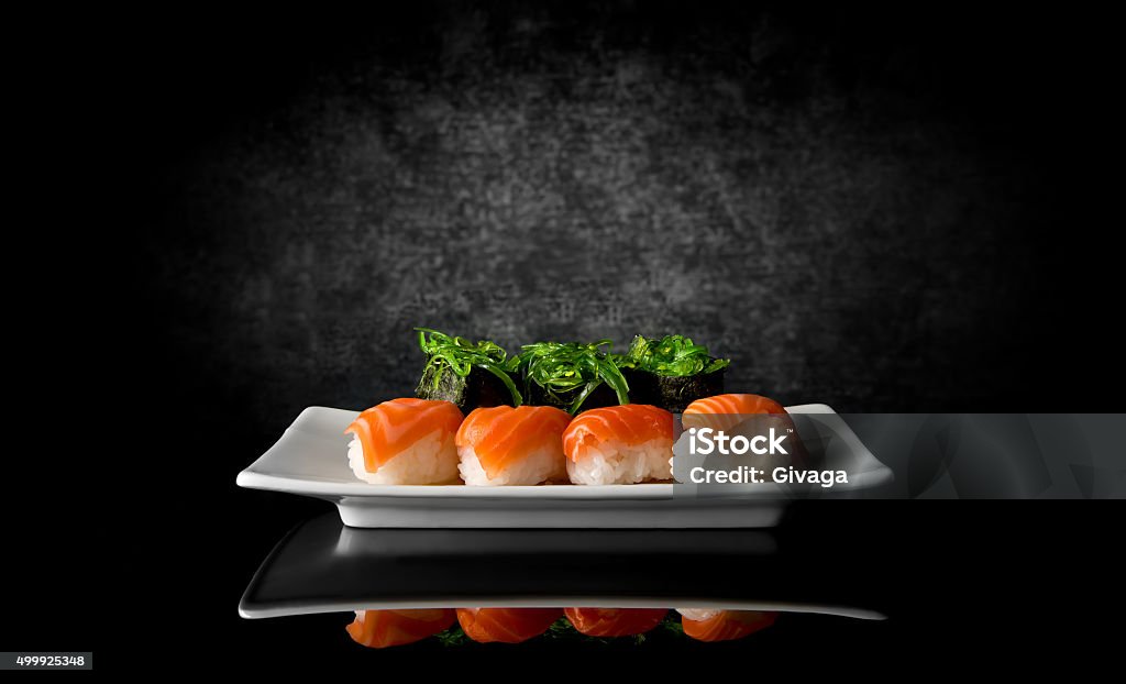 Sushi en negro - Foto de stock de Sushi libre de derechos