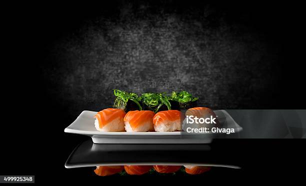 Sushi En Negro Foto de stock y más banco de imágenes de Sushi - Sushi, Salmón - Animal, Salmón - Pescado