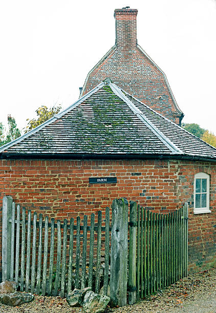 granja y outbuilding en la humanidad reino unido - house farm brick chimney fotografías e imágenes de stock