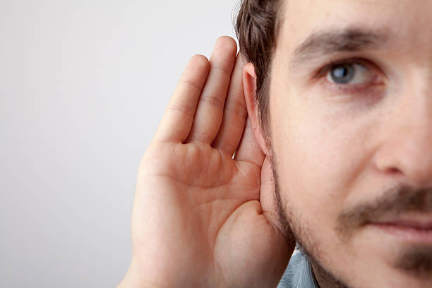 理解していない - listening human ear communication human hand ストックフォトと画像
