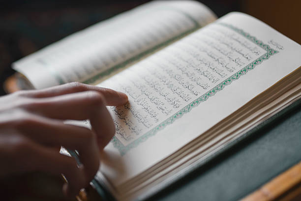 o livro de oração, quran - sunni imagens e fotografias de stock