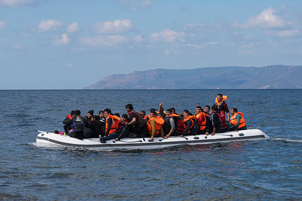 imigrantes viagens de barco para a grécia, - inflatable raft nautical vessel sea inflatable imagens e fotografias de stock