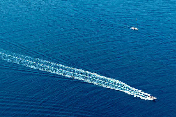 vue aérienne de bateau de surf en mousse prop lavage en bleu de la mer - prop wash photos et images de collection