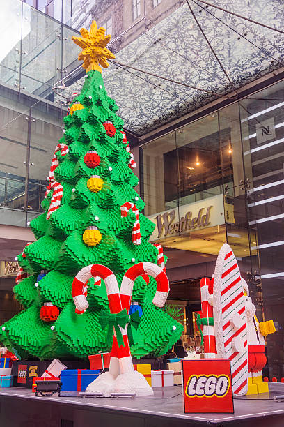 lego рождественская елка за пределами westfield sydney - pitt street mall стоковые фото и изображения