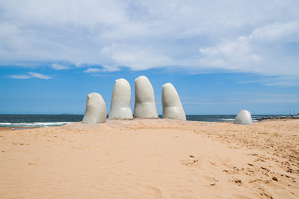 escultura de mano, punta del este de uruguay - uruguay fotografías e imágenes de stock