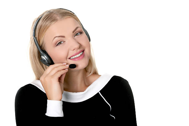 opérateur de téléphonie de soutien dans casque isolé centre d'appels portant des lunettes représentant - hotel reception customer service representative headset receptionist photos et images de collection