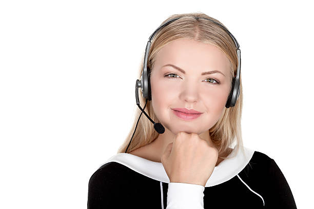 opérateur de téléphonie de soutien dans casque isolé centre d'appels portant des lunettes représentant - hotel reception customer service representative headset receptionist photos et images de collection