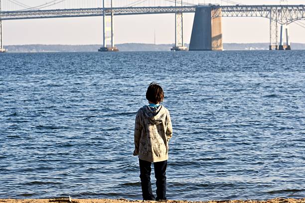 istock Child standing next to the bay bridge 499958100