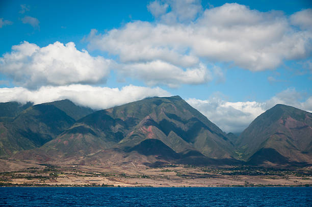 雲、マウイ山脈 - lahaina ストックフォトと画像