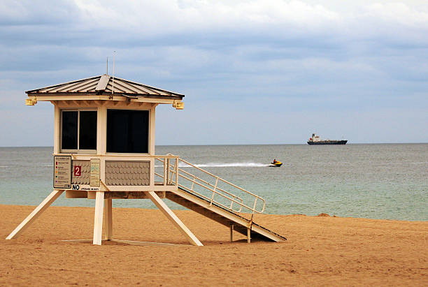 구조대원 디어필드에서 해변에서 - fort lauderdale florida beach lifeguard 뉴스 사진 이미지