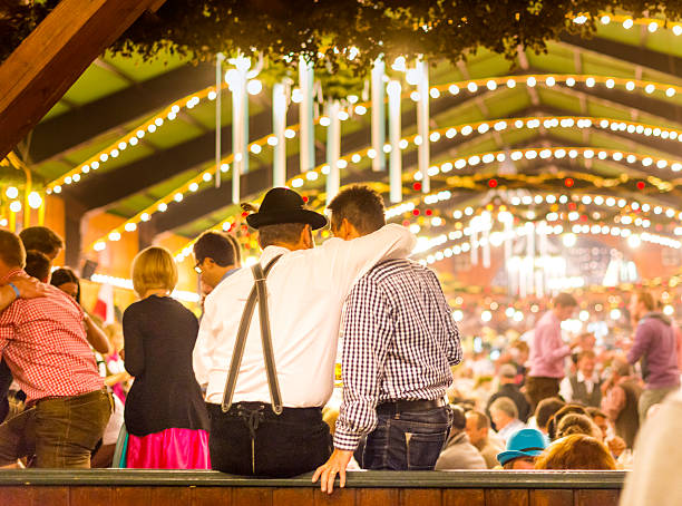 menschen beim oktoberfest in münchen, deutschland - german culture oktoberfest dancing lederhosen stock-fotos und bilder