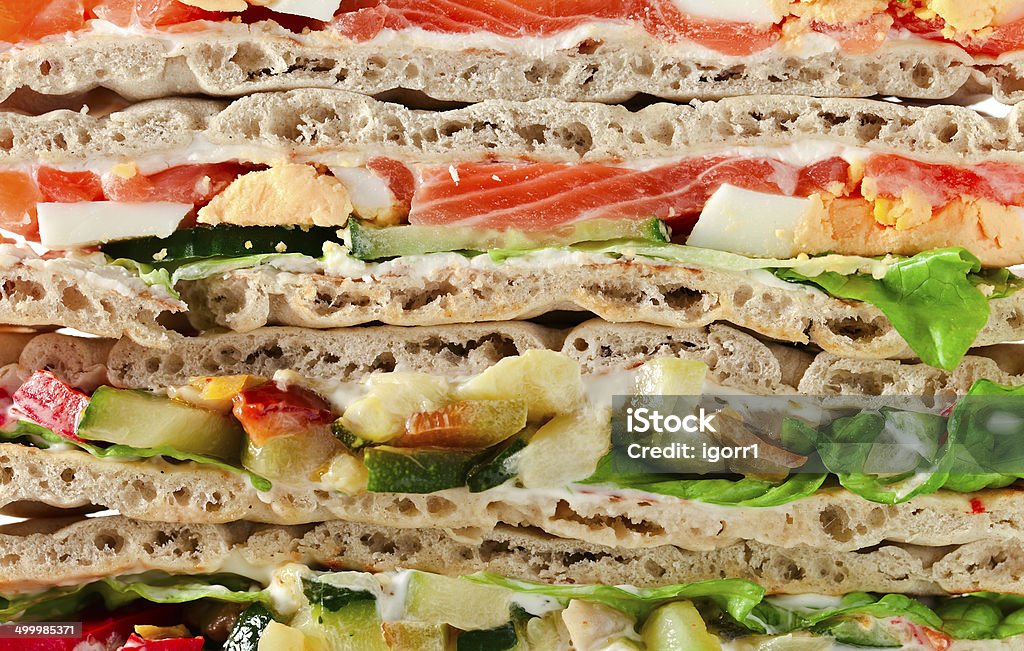 Sándwich con salmón y de las verduras - Foto de stock de Alimento libre de derechos