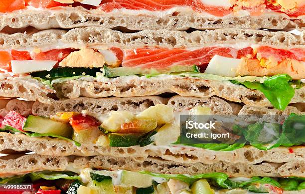 Photo libre de droit de Sandwich Avec Du Saumon Et Des Légumes banque d'images et plus d'images libres de droit de Aliment - Aliment, Aliment en portion, Blanc