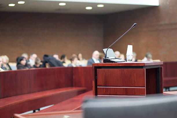 micrófono en court house - proceso judicial fotografías e imágenes de stock