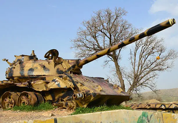 Shera Swars, Kurdistan, Iraq: wrecked Iraqi army Soviet built T-55 tank with battle damage - tank sent by Saddam Hussein and destroyed in combat by the Kurdish Peshmerga forces in a battle in 1991 - photo by M.Torres