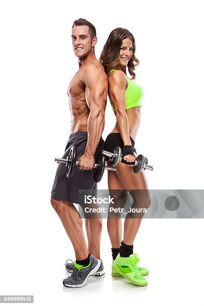 Photo libre de droit de Beau Jeune Couple Sportif De Remisen Forme Avec Haltères banque d'images et plus d'images libres de droit de Adulte