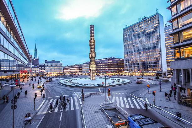 sergels torg with glass obelisk kristallvertikalacc in stockholm - stockholm bildbanksfoton och bilder