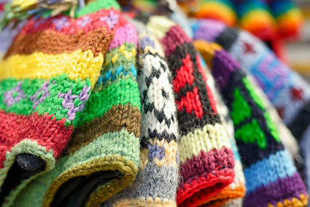 casquettes en laine - nepal bazaar kathmandu textile photos et images de collection
