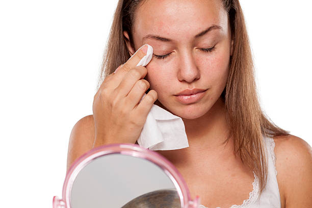 gesichtsbehandlung - human face rubbing women beauty treatment stock-fotos und bilder