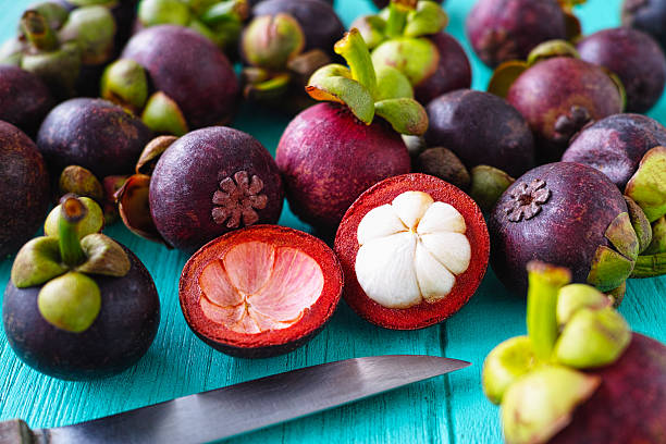 mangoustan fruits frais sur une table ancienne turquoise. - mangoustan photos et images de collection