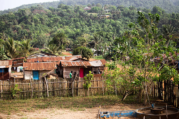 west african village em uma colina - liberia - fotografias e filmes do acervo