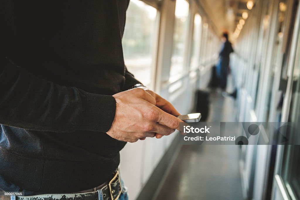 SMS während der Zugverbindungen - Lizenzfrei Am Telefon Stock-Foto