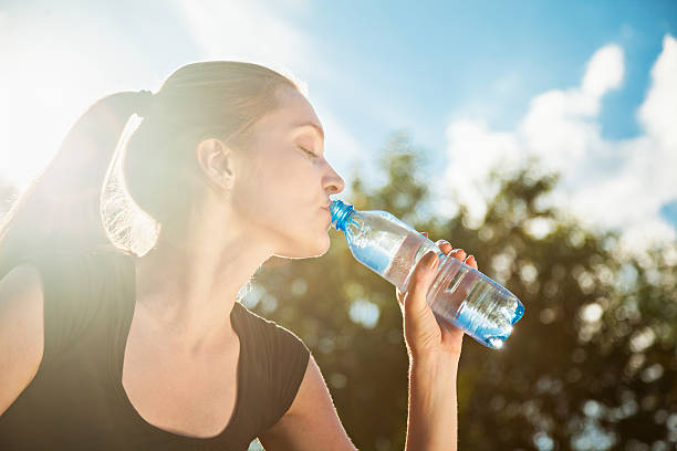 mujer dinking agua - aerobics beautiful bottle body fotografías e imágenes de stock