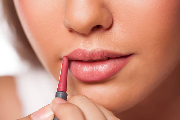 crayon à lèvres appliquer - lip liner photos et images de collection