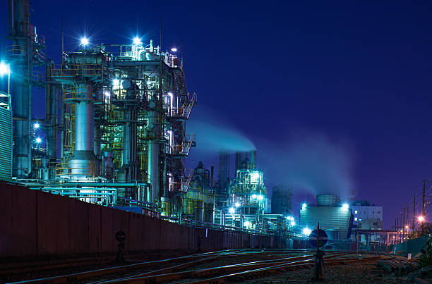 raffineria di petrolio a notte - refinery factory night petroleum foto e immagini stock