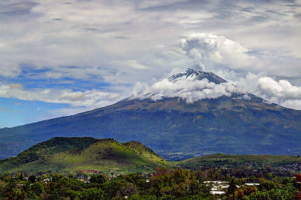 istock Popocatepetl Volcano Fumarole 500018711