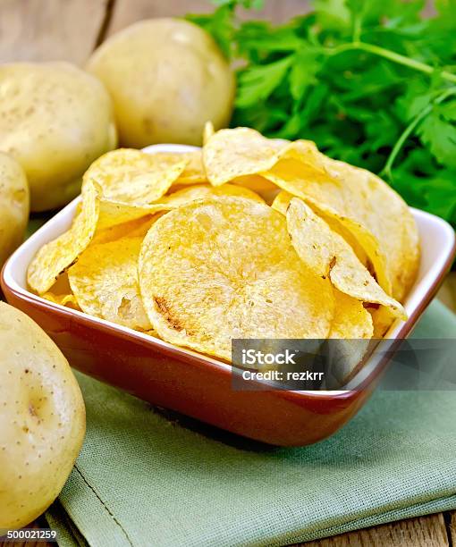 Chips In Schüssel Mit Kartoffeln Auf Serviette Und Bügelbrett Stockfoto und mehr Bilder von Abnehmen