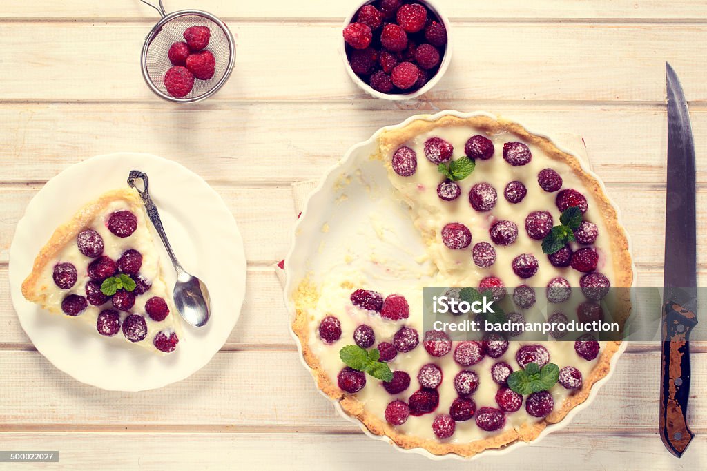 Pastel casero con fresas - Foto de stock de Alimento libre de derechos