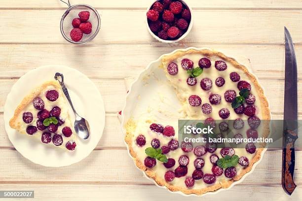 Pastel Casero Con Fresas Foto de stock y más banco de imágenes de Alimento - Alimento, Arriba de, Azúcar