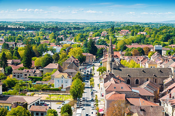 Französische mittelalterliche Stadt Cremieu in Isère mit Augustiner-Konvent – Foto