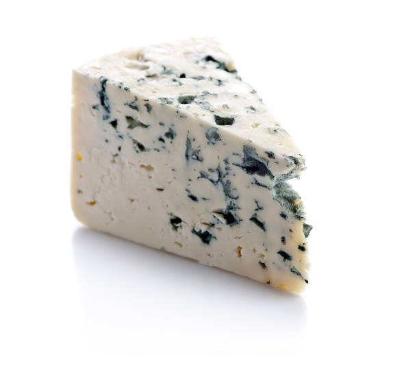 gorgonzola, isoliert auf weiss - blauschimmelkäse stock-fotos und bilder