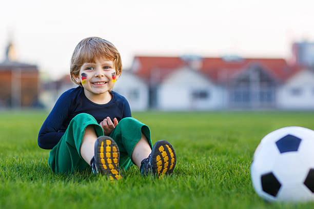 kleinen ventilator junge im öffentlichen anzeige des fußball oder fußball - playing field goalie soccer player little boys stock-fotos und bilder