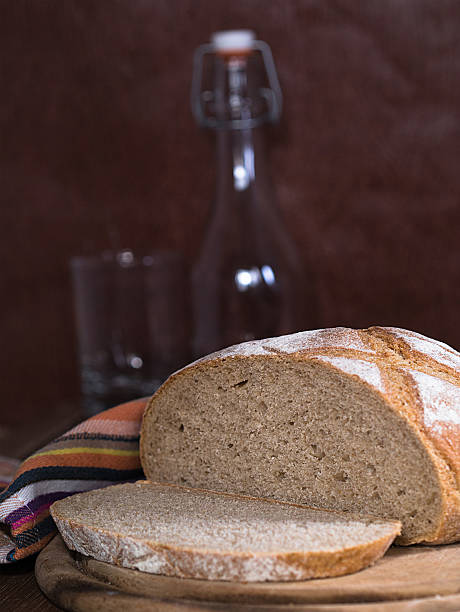 エン laib brot - graubrot ストックフ��ォトと画像