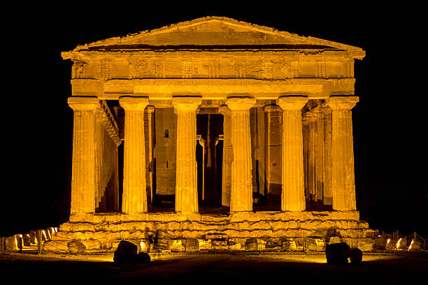 templo de la concordia por la noche - greek culture agrigento landscape colonnade fotografías e imágenes de stock