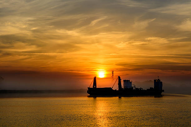 paisaje de barco de vela contra la puesta de sol. - sailing ship industrial ship horizon shipping fotografías e imágenes de stock
