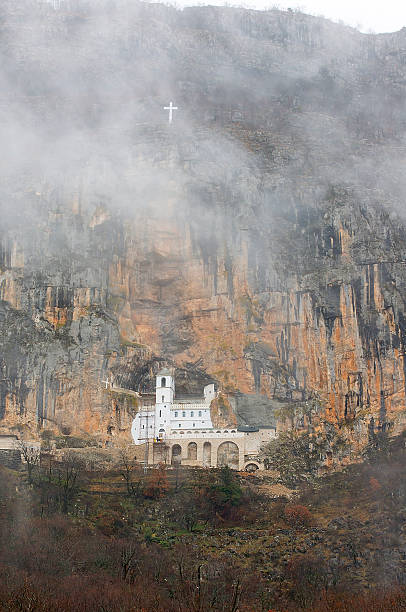 monasterio ostrog - ostrog fotografías e imágenes de stock