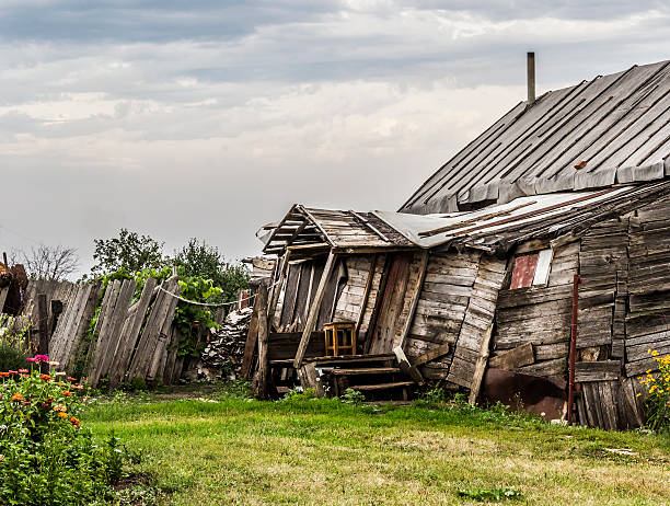 일원이 된 농가 - shed cottage hut barn 뉴스 사진 이미지