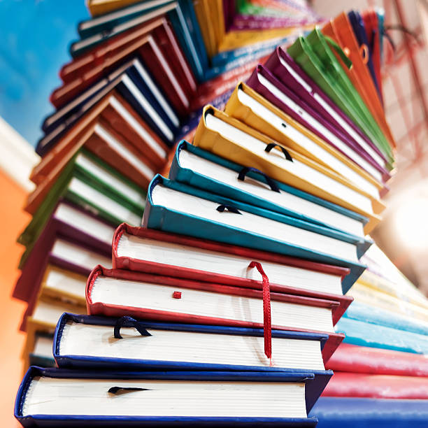 pila di libri - vibrant color empty stack heap foto e immagini stock