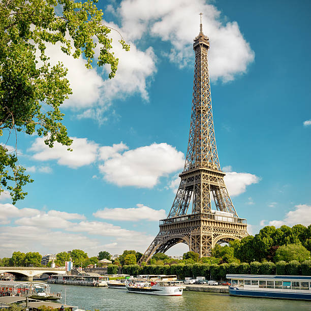 la torre eiffel en parís - torre eiffel fotografías e imágenes de stock