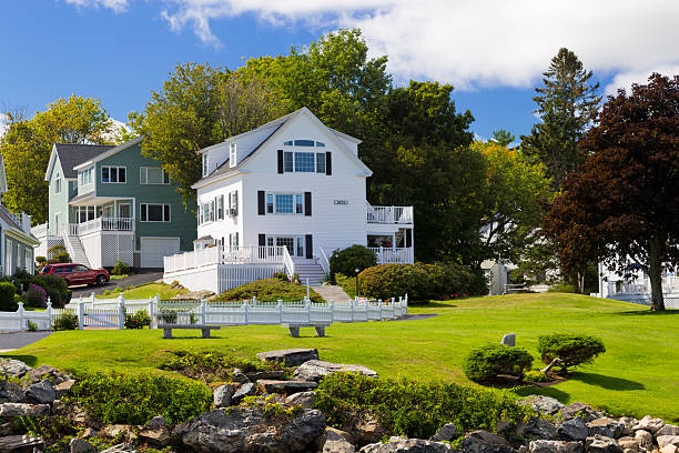 casas de luxo de frente para o mar, ogunquit, maine, nova inglaterra, eua. - house colonial style residential structure new england - fotografias e filmes do acervo