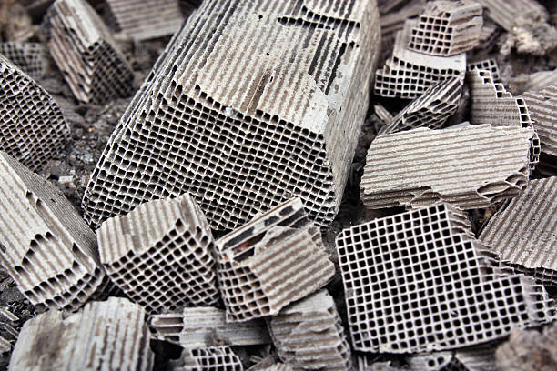 conversor catalítico pices de quebrado - scrap metal part of metal recycling - fotografias e filmes do acervo