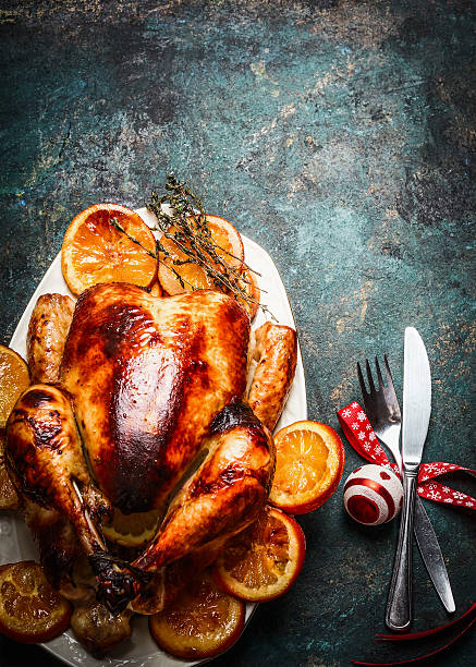 peru assado de natal com decoração festiva laranja, - christmas turkey imagens e fotografias de stock