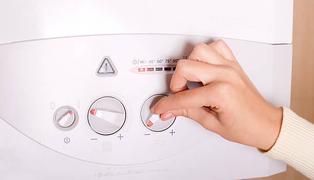 손을 가스 보일러 - boiler gas boiler thermostat control panel 뉴스 사진 이미지