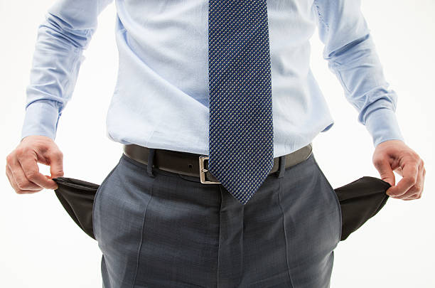 empresario irreconocible demostrando sus bolsillos vacíos - inside out pocket necktie shirt fotografías e imágenes de stock